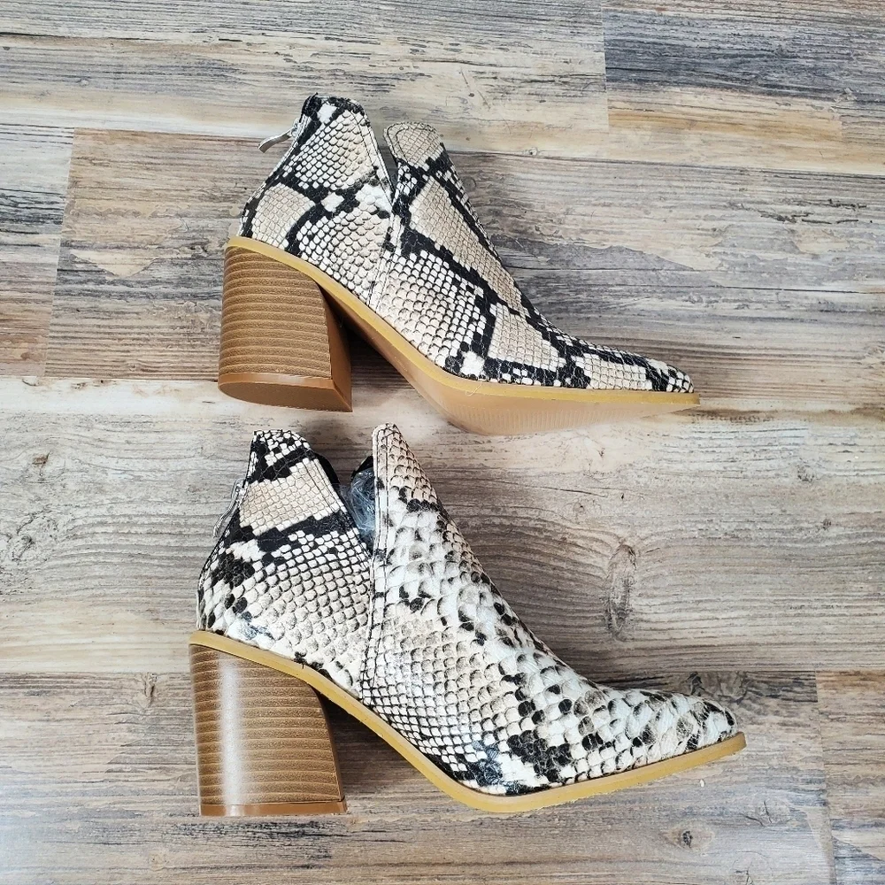 Coastal Cowgirl Snake print ankle bootie Block Heel size 9.5 (40) new!